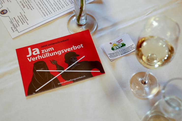 עלון של "מפלגת העם" נגד כיסויי פנים, בכלל זה של נשים מוסלמיות, בקמפיין פוליטי קודם