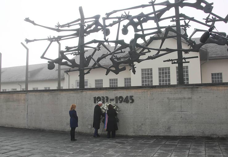 טקס זיכרון במחנה דכאו