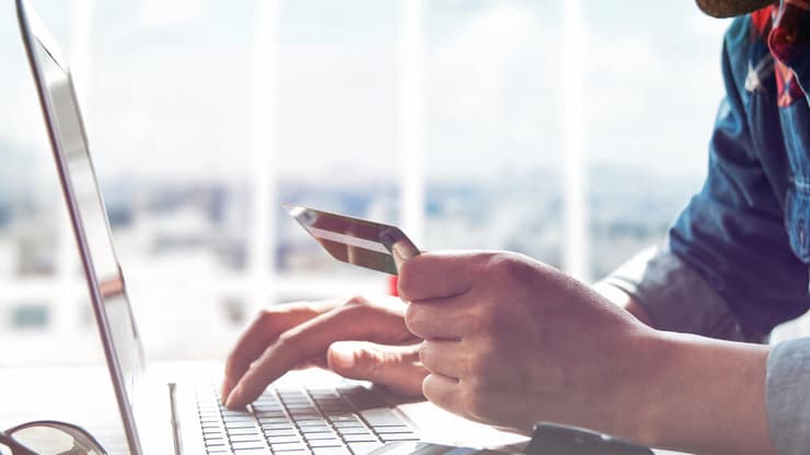 במטרה להתחמק מתשלום מיסים, הועברו הכספים באמצעות חברות קש בחו"ל לחשבונות בנק בישראל על שם בני משפחתם