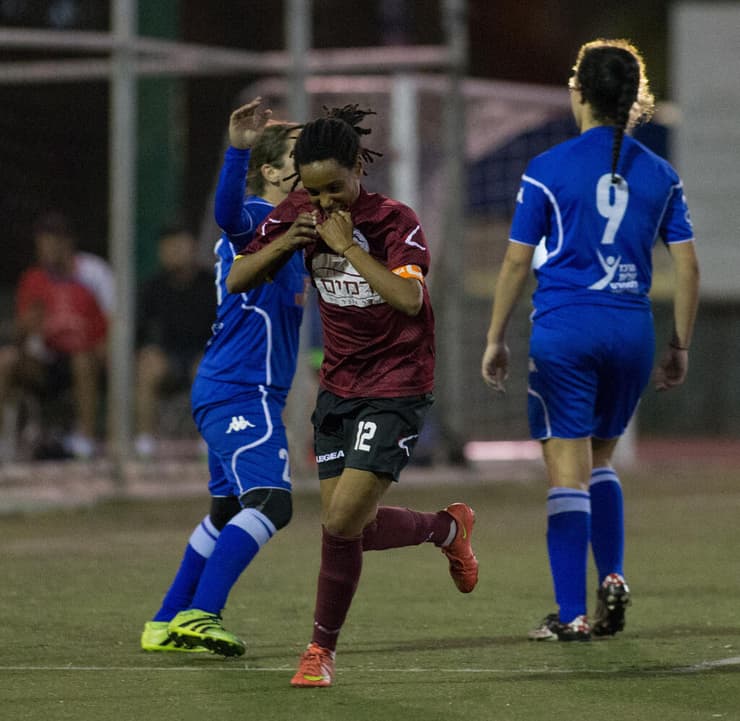 מקבלות חיזוק. כדורגל הנשים