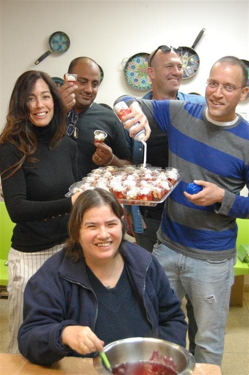 סדנת קינוחים במועדונית של עמותת "צ'יימס ישראל" 