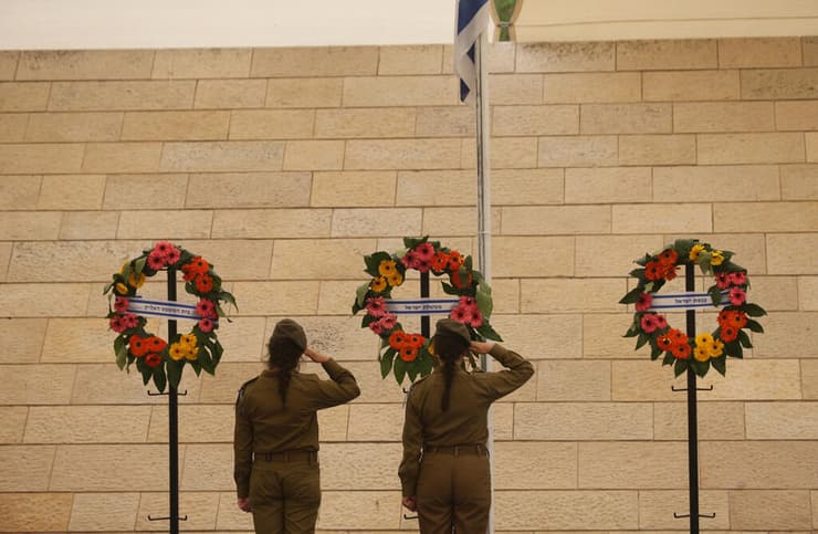 הצעדה לנופלים בבית יד לבנים ביום הזיכרון, ארכיון. חובתנו לחזק את היחד (צילום: אלכס קולומויסקי) הצעדה לנופלים בבית יד לבנים ביום הזיכרון, ארכיון. חובתנו לחזק את היחד