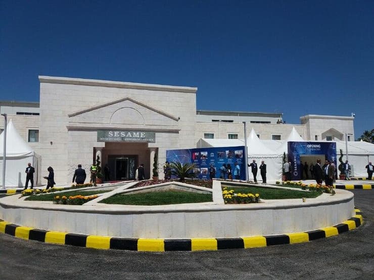 הכניסה למתחם פרויקט SESAME בירדן