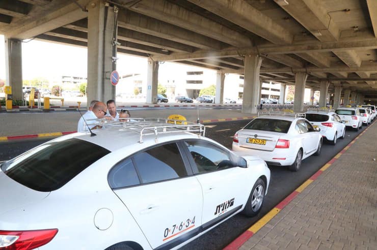 מוניות של גט בנתב"ג (צילום: מוטי קמחי) מוניות של גט בנתב"ג