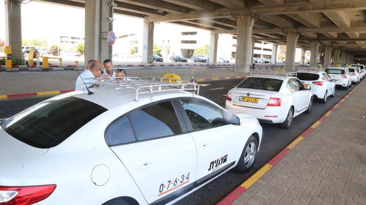 מוניות בנתב"ג (צילום: מוטי קמחי) מוניות בנתב"ג