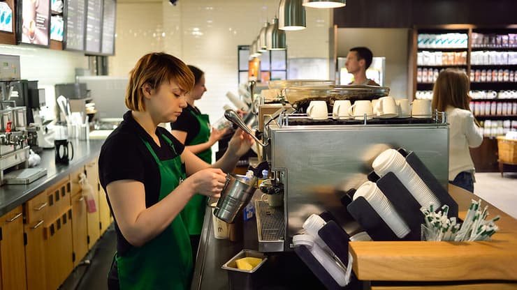 סטארבקס. במקרה הצורך, העובדים יוכלו להיעזר ברשויות האכיפה (צילום: Shutterstock) סטארבקס. במקרה הצורך, העובדים יוכלו להיעזר ברשויות האכיפה