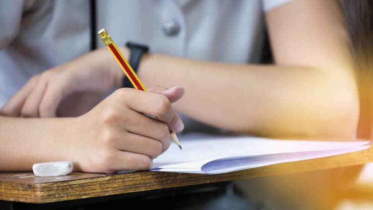 "אצל הורים רבים התעודה משמשת 'כלי' כדי לפגוע באחר". אילוסטרציה (צילום: shutterstock) "אצל הורים רבים התעודה משמשת 'כלי' כדי לפגוע באחר". אילוסטרציה