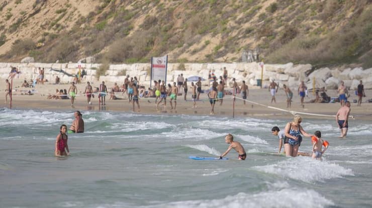 מתרחצים בנתניה (צילום: עידו ארז) מתרחצים בנתניה