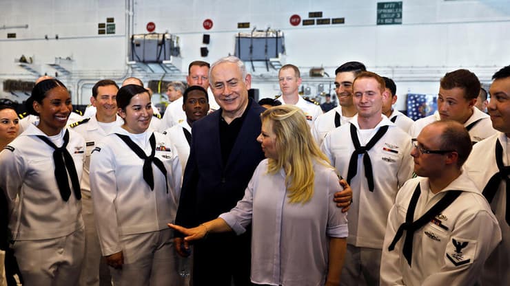 רה"מ ורעייתו על נושאת המטוסים בשנת 2017