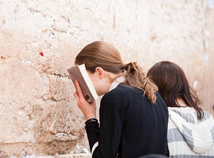 רבים מתפללים ומצפים לניסים שיכסו את ההוצאות