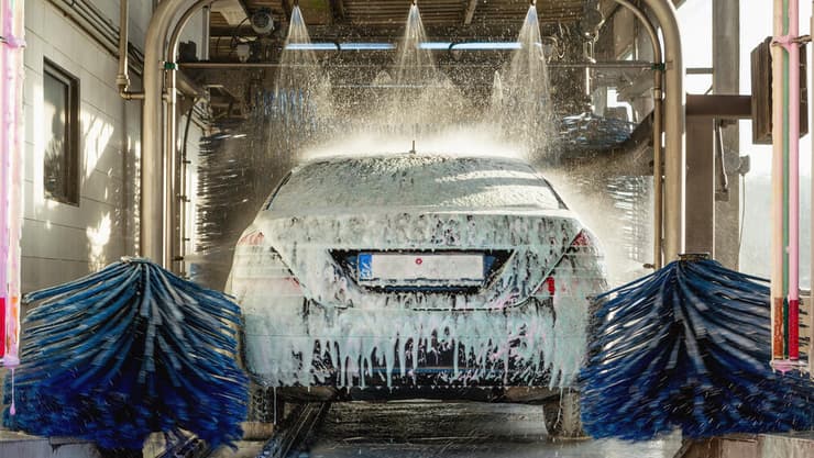 מכון לשטיפת מכוניות (צילום: Shutterstock) מכון לשטיפת מכוניות