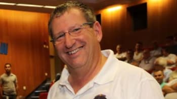 "אבן יסוד במחאה בקיסריה". עופר דורון (צילום: אלון רון) "אבן יסוד במחאה בקיסריה". עופר דורון