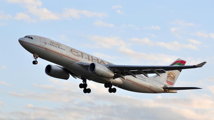 מטוס של חברת איתיחאד. נמלי התעופה באמירויות ניזוקו וסבלו משיבושים רבים