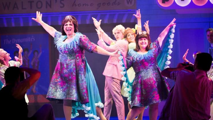 "הגעתי עם הצמיד של איכילוב למשכן לאמנויות הבמה וככה שיחקתי". איציק כהן (משמאל) במחזמר "היירספריי" (צילום: אור דנון) "הגעתי עם הצמיד של איכילוב למשכן לאמנויות הבמה וככה שיחקתי". איציק כהן (משמאל) במחזמר "היירספריי"