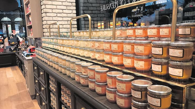 מוצרים של סבון. מפעילה 22 חנויות בארץ מוצרים של סבון. מפעילה 22 חנויות בארץ