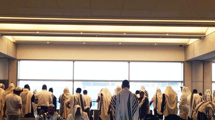 חסידים בנתב"ג, בדרך לאומן חסידים בנתב"ג, בדרך לאומן