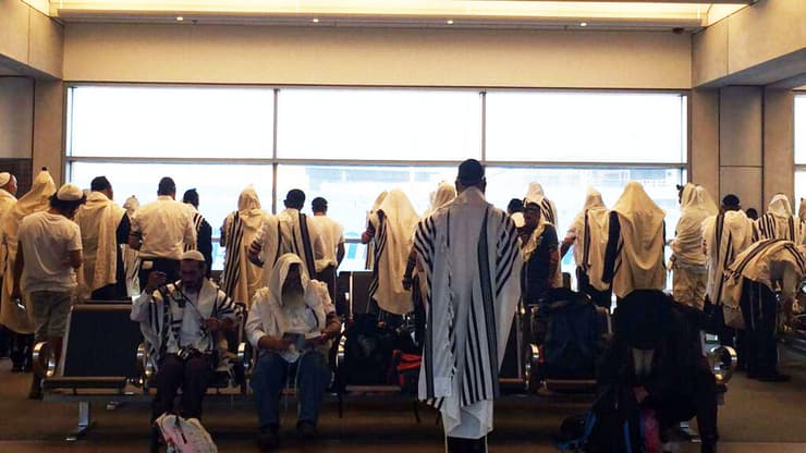 חסידים בנתב"ג, בדרך לאומן