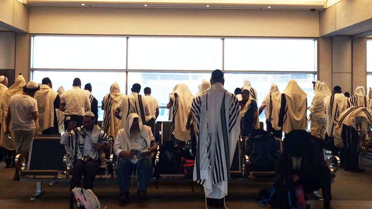 תפילת חסידים בנתב"ג. "נביא 20 אלף איש ונתקע את שדה התעופה"