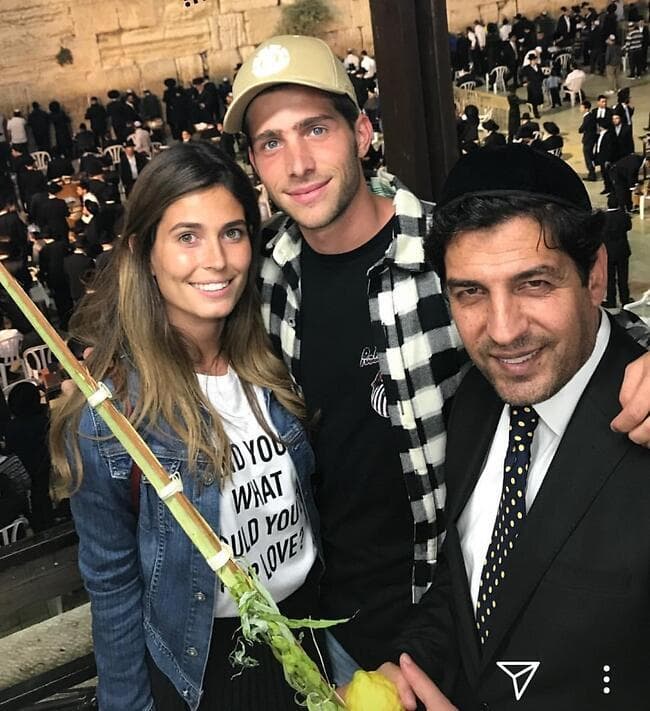 הרב מרדכי חסידים ב-2017 עם סרג'י רוברטו וקורל סימנוביץ', שהגיעו לביקור בכותל בסוכות