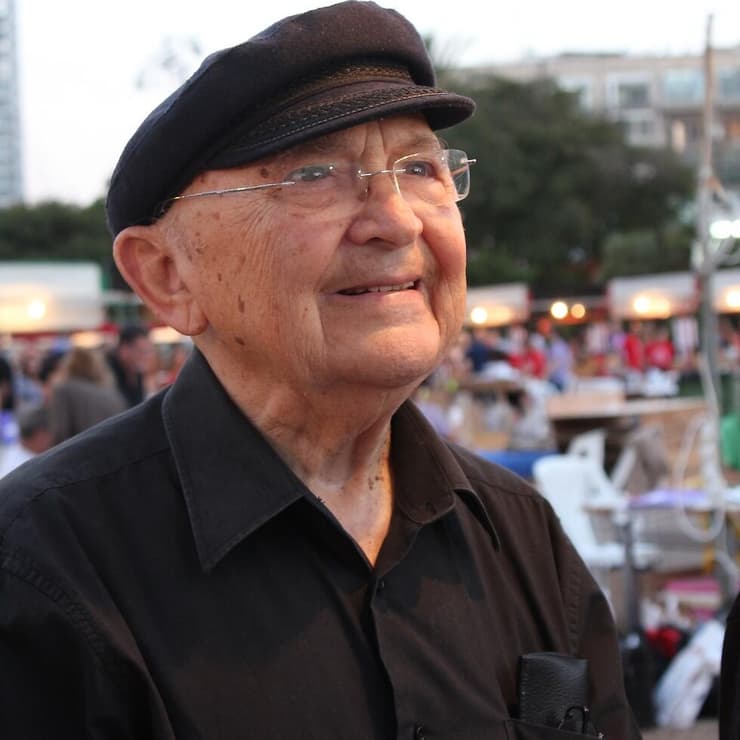 "מכתיבתו, אנחנו לומדים על הגעגוע כמטען וככוח נפשי שההורים שלו הטמינו בו והעניקו לו בשנים הראשונות לחייו". אהרן אפלפלד ז"ל