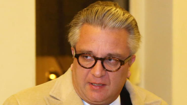 לא משלם שכר דירה, המדינה מממנת נסיעות. הנסיך לורן