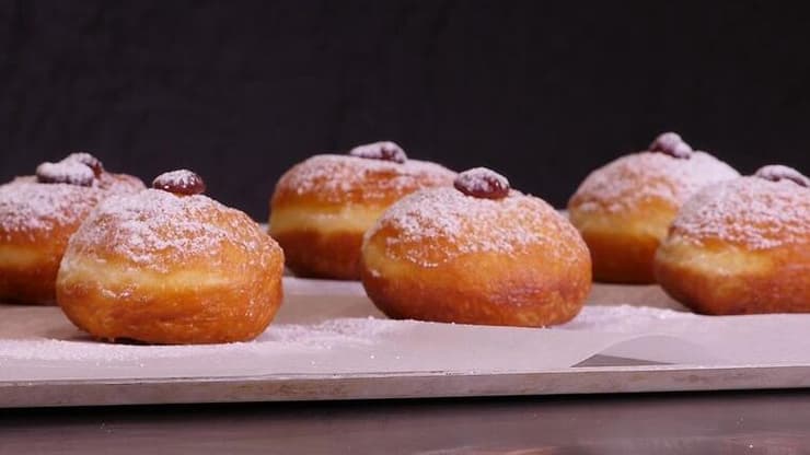 איך יודעים שהשמן חם? כך תכינו סופגניות בבית