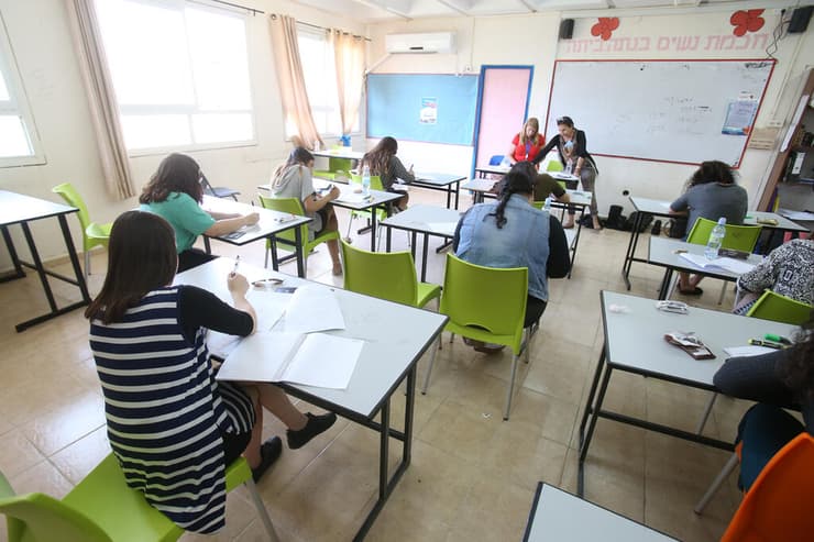 תלמידים במהלך בחינת בגרות. ארכיון