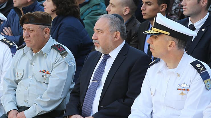 שרביט, ליברמן ואיזנקוט, 2018. "אין לו הכשרה, מעורר שאלות"