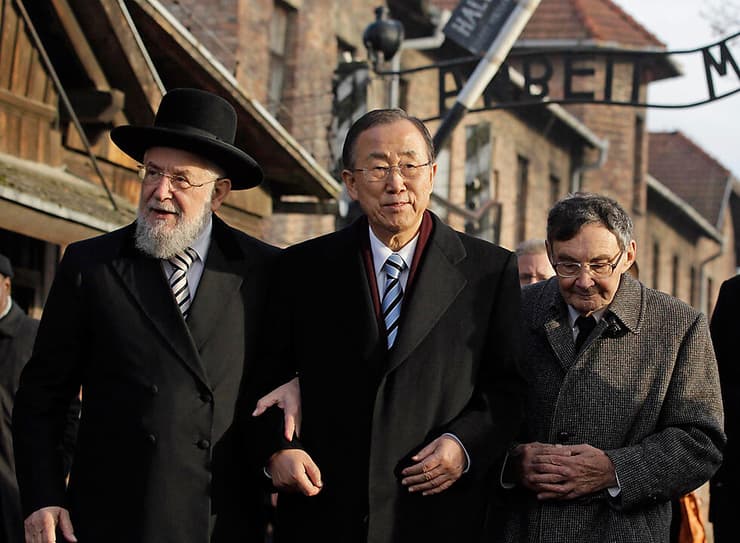 טורסקי (מימין) עם מזכ"ל האו"ם לשעבר באן קי מון והרב לאו באושוויץ (צילום: רויטרס) טורסקי (מימין) עם מזכ"ל האו"ם לשעבר באן קי מון והרב לאו באושוויץ