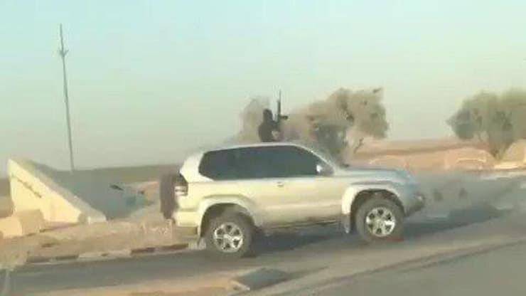 צעיר רעול פנים יורה מתוך רכב בנגב צעיר רעול פנים יורה מתוך רכב בנגב