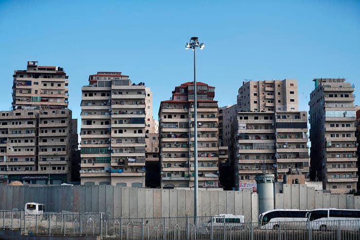 מאחורי הגדר. מזרח ירושלים