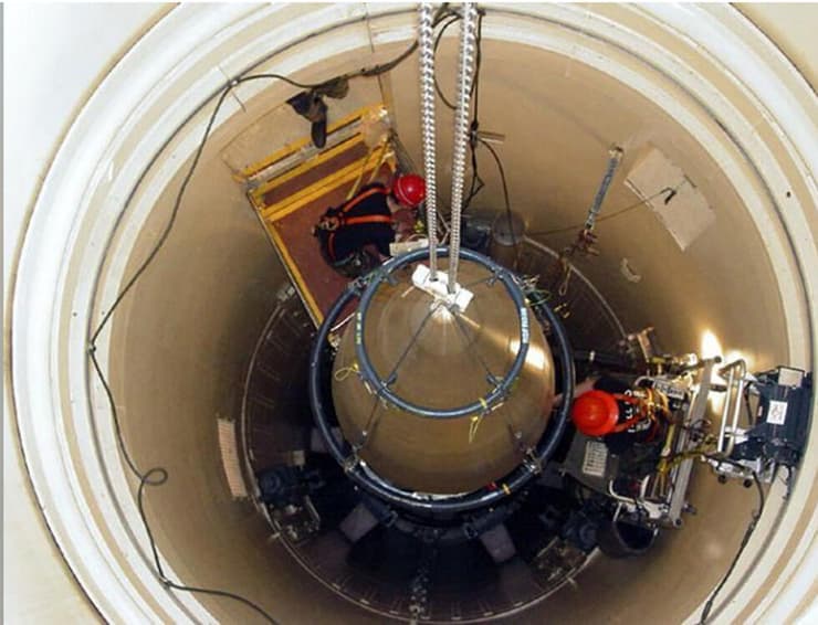 טיל בליסטי בין-יבשתי בעמדת שיגור בבסיס במונטנה. מרוץ גרעיני חדש? (צילום: רויטרס) טיל בליסטי בין-יבשתי בעמדת שיגור בבסיס במונטנה. מרוץ גרעיני חדש?