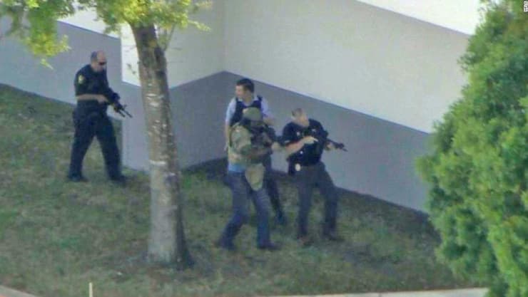 כוחות הביטחון מנסים לעצור את היורה בפארקלנד, בטבח ב-2018 (צילום: CNN) כוחות הביטחון מנסים לעצור את היורה בפארקלנד, בטבח ב-2018