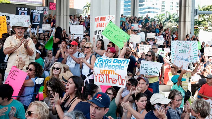 עצרת לזכר קורבנות הטבח שנרצחו בתיכון מארג'ורי סטונמן דאגלס בפארקלנד
(צילום: AFP) עצרת לזכר קורבנות הטבח שנרצחו בתיכון מארג'ורי סטונמן דאגלס בפארקלנד