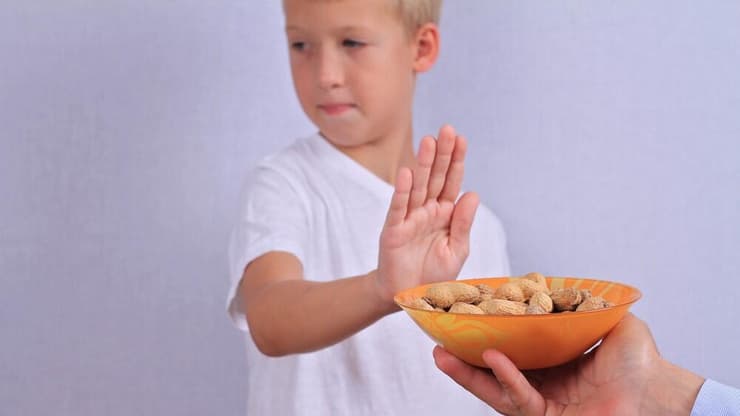 הורים רבים חוששים שמגע עם מזון יגרום לתגובה קשה, אך מתברר שהחשש הזה מוגזם. אילוסטרציה (צילום: shutterstock) הורים רבים חוששים שמגע עם מזון יגרום לתגובה קשה, אך מתברר שהחשש הזה מוגזם. אילוסטרציה