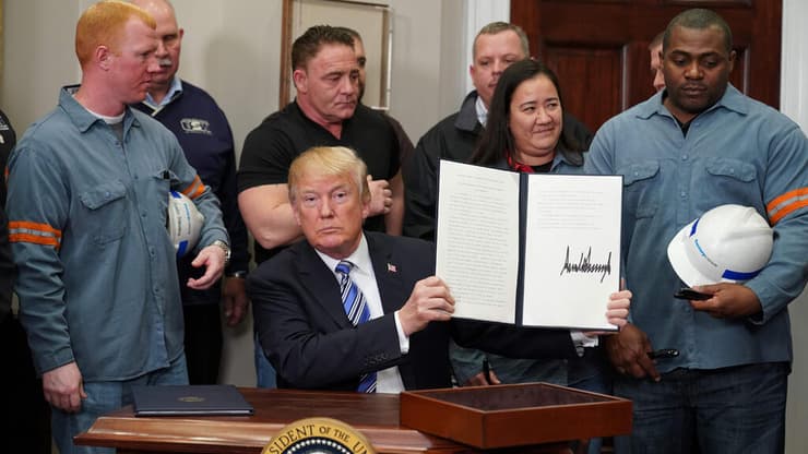 טראמפ חותם על הסכמי מכסים