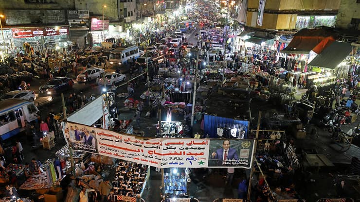 רכישת מוצרים צבאיים מלווה בתחושת גאווה לאומית. שוק בקהיר