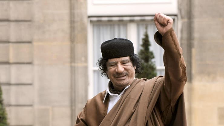 נשיא צרפת ניקולא סרקוזי עם שליט לוב מועמר קדאפי