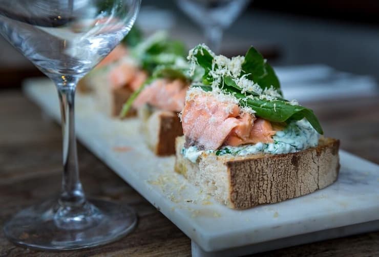 ברוסקטה עם סלמון, שמנת ותרד