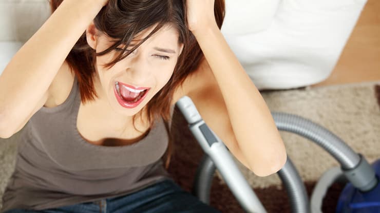 עומס מנטלי משמעו פחות תשוקה מינית (צילום: Shutterstock) אישה מנקה וכועסת