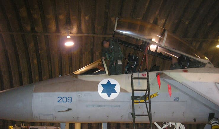 טייסת 69. ''מחלוקות צריכות להישאר מחוץ לשער הצבא'' (צילום: דובר צה"ל) ה כור