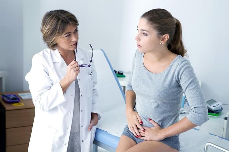 אישה כאבים רופאה