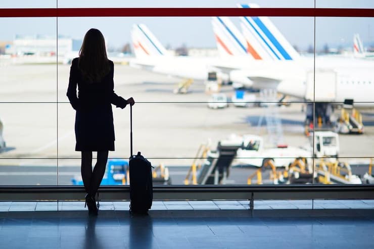 אילוסטרציה (צילום: shutterstock) אישה ממתינה בשדה התעופה