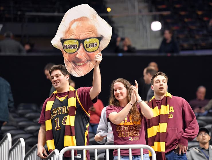 אוהדי לויולה-שיקגו מניפים שלט בדמותה של סיסטר ג'ין