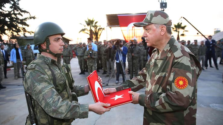 טורקיה מנסה לבלום מדינות מלשלוח כוחות לעזה. ארדואן וחייל טורקי, ארכיון (צילום: AFP) נשיא טורקיה ארדואן מבקר חיילים