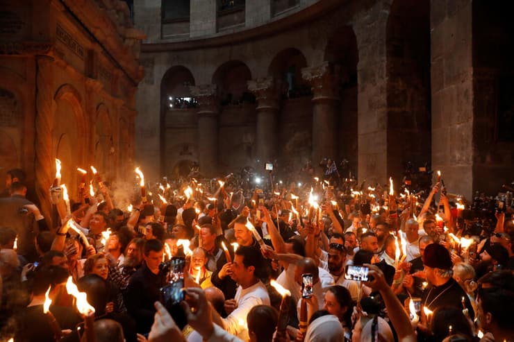 טקס האש הקדוש הנוצרי בכנסיית הקבר בעיר העתיקה בירושלים