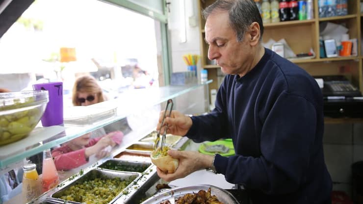 נותר גאוות העיר. הסביח של עובד (צילום: ירון ברנר) הסביח של עובד