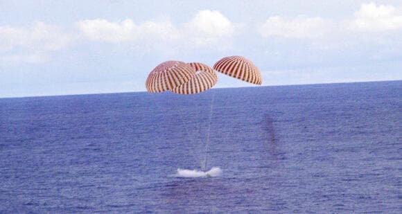 הנחיתה של אפולו 13 באוקיינוס