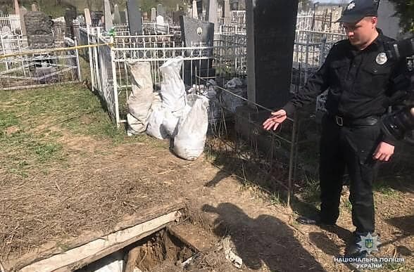 שוטר בנמירוב עם שרידי הגופות שנארזו בשקי אשפה ב-2018