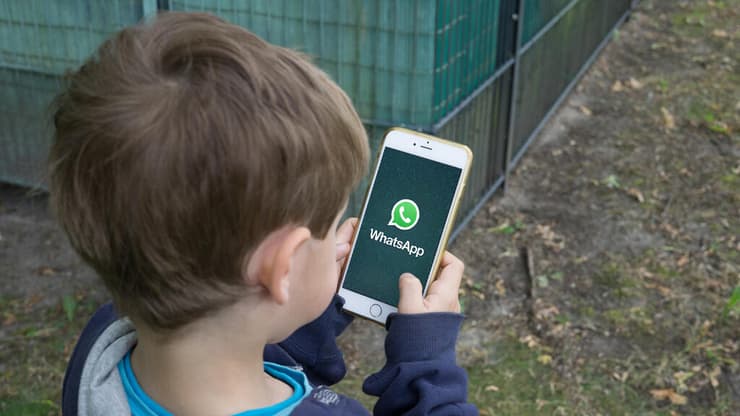 ילד עם וואטסאפ (אילוסטרציה: Shutterstock) ילד עם וואטסאפ